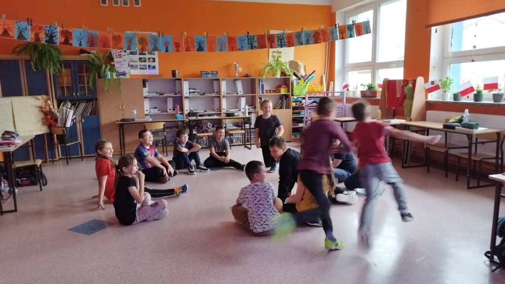 Projekt #ActiveSisterSchools. Uczniowie bawią się w ulubione zabawy z Danii I Ukrainy. 