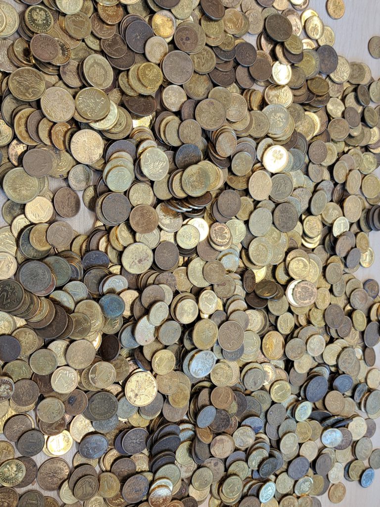 Zdjęcie przedstawia zebrane przez dzieci monety: 1grosz, 2 grosze, 5 groszy.