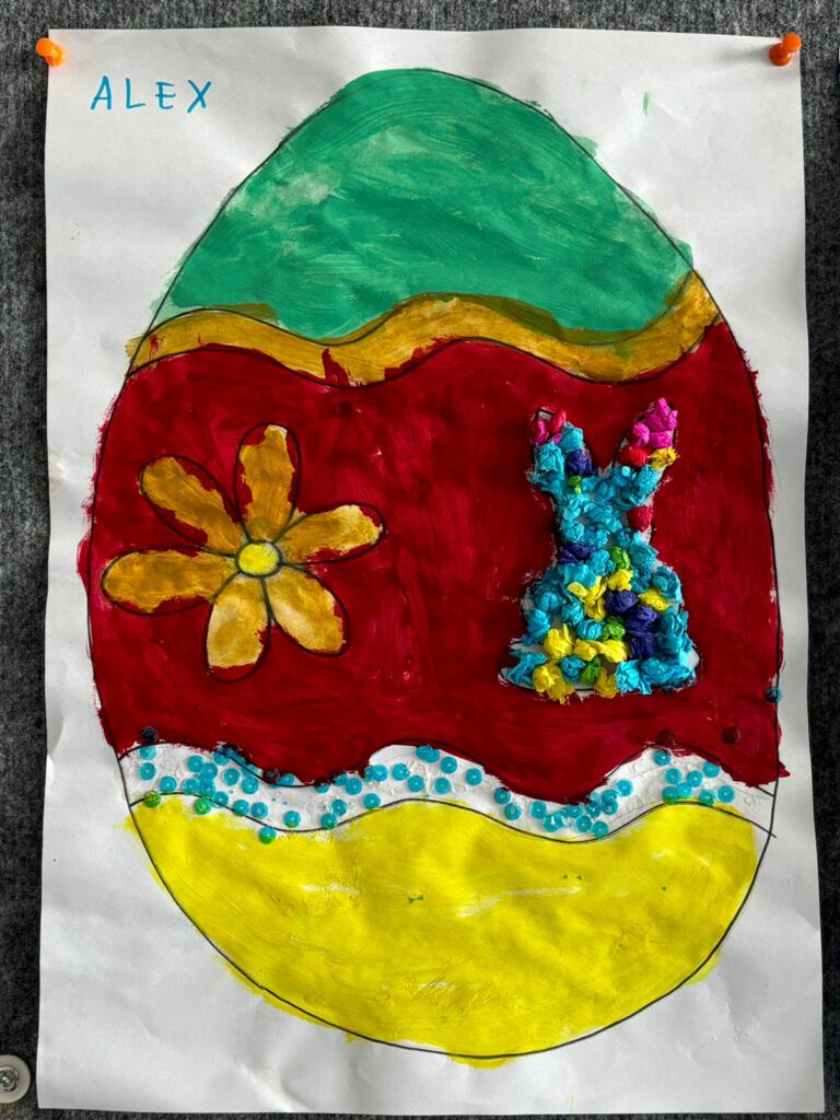 Ogólnopolski Projekt "Pobudź zmysły". 
Zdjęcie przedstawia wykonaną Sensoryczną  Pisankę ucznia klasy szóstej. 