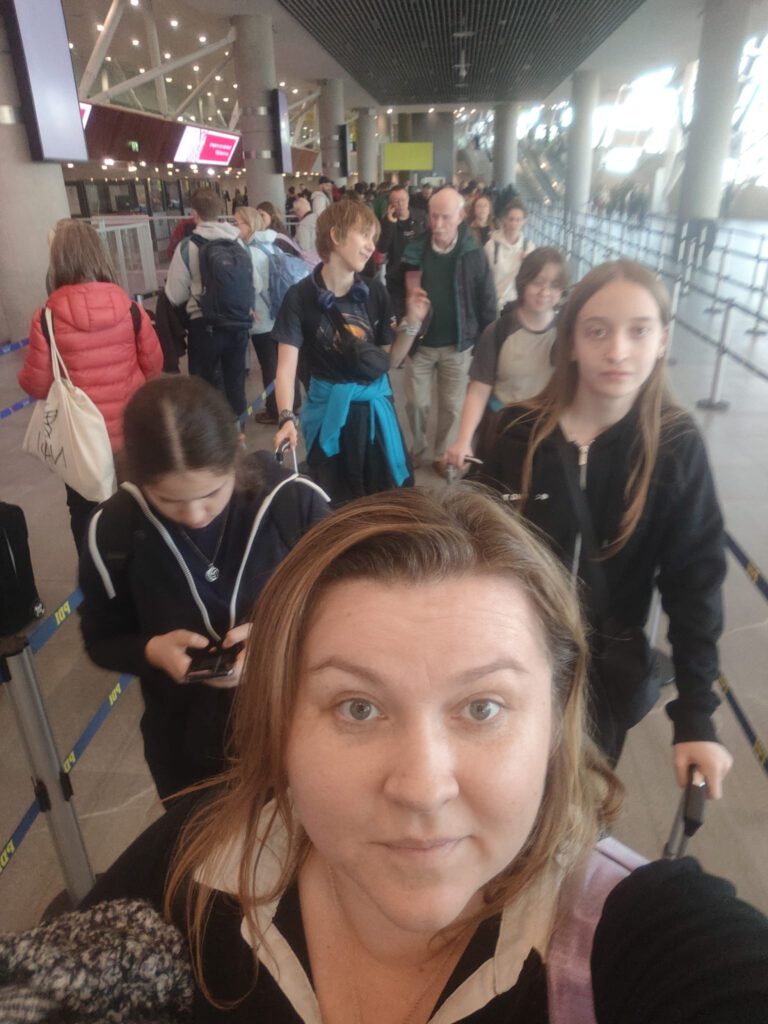 Na zdjęciu pani nauczycielka wraz z uczennicami na lotnisku. 