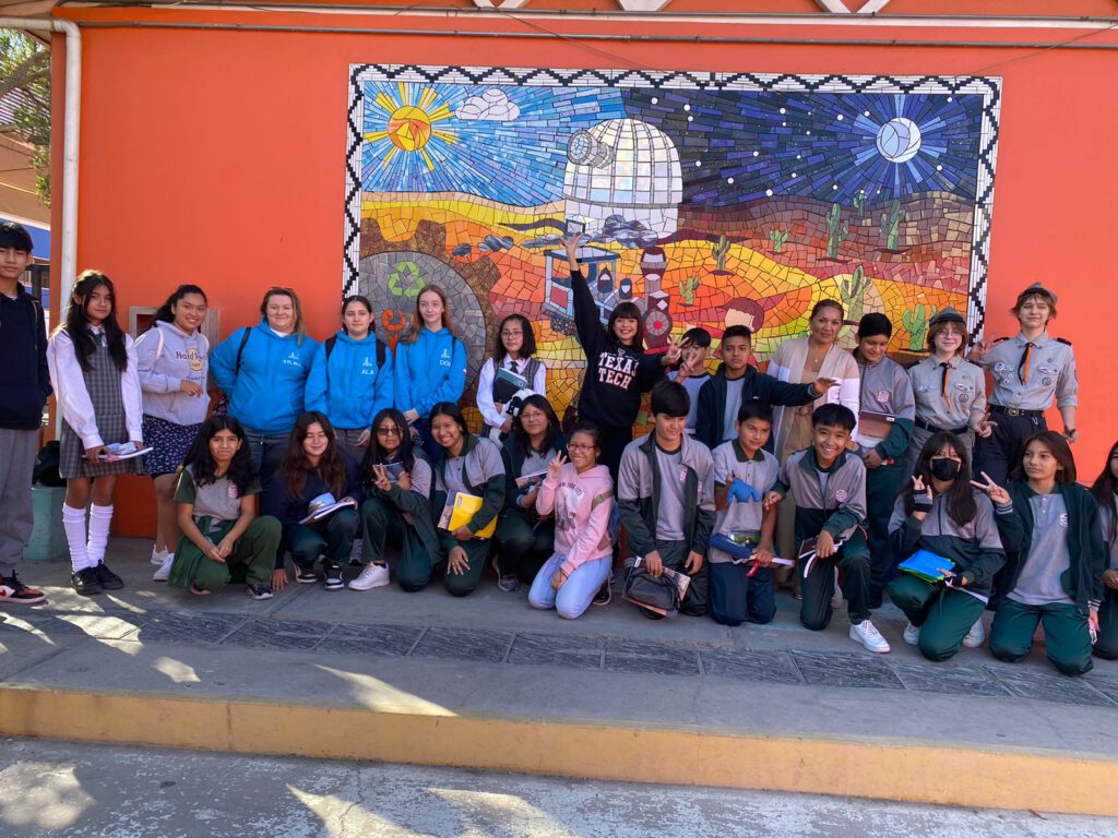 Wizyta naszych uczniów w Chile. Na zdjęciu nasze uczennice wraz z inny i uczniami z Sierra Gorda. 
