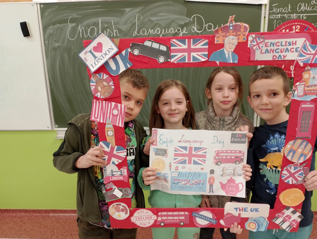 Dzień Języka Angielskiego. Na zdjęciu uczniowie klasy drugiej  pozują do zdjęcia  w foto ramce z elementami - symbolami Londynu i Wielkiej Brytanii. 