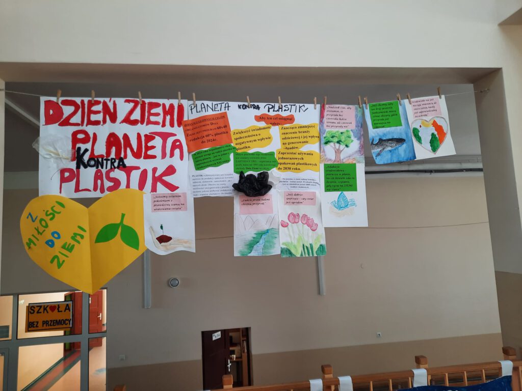 Na zdjęciu plakaty z hasłem przewodnim tegorocznej akcji Dnia Ziemi - ,,Planeta kontra plastik"