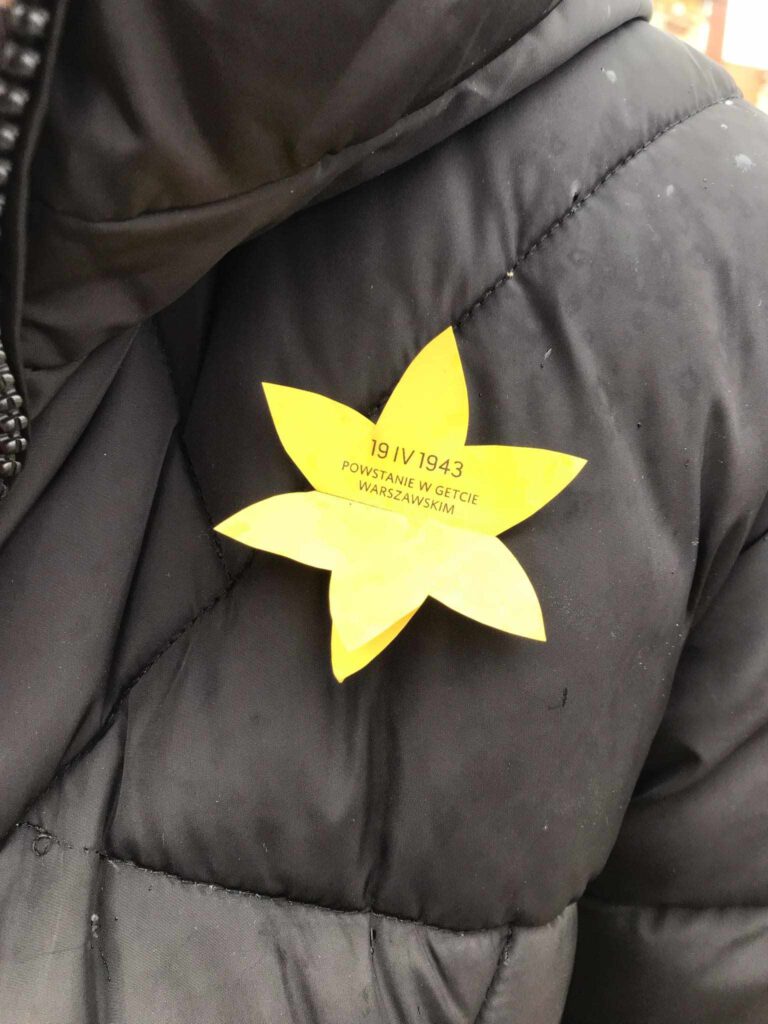 Na zdjęciach przedstawiono harcerki rozdające mieszkańcom naszej gminy żółte żonkile- symbole pamięci o powstaniu w getcie warszawskim.