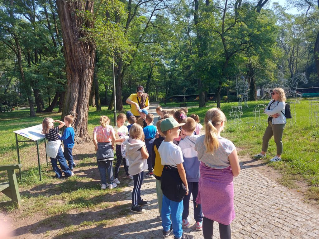 Wyjazd edukacyjno-integracyjny do Lubina . Na zdjęciu uczniowie słuchają przewodnika na trasie ścieżki edukacyjnej. 