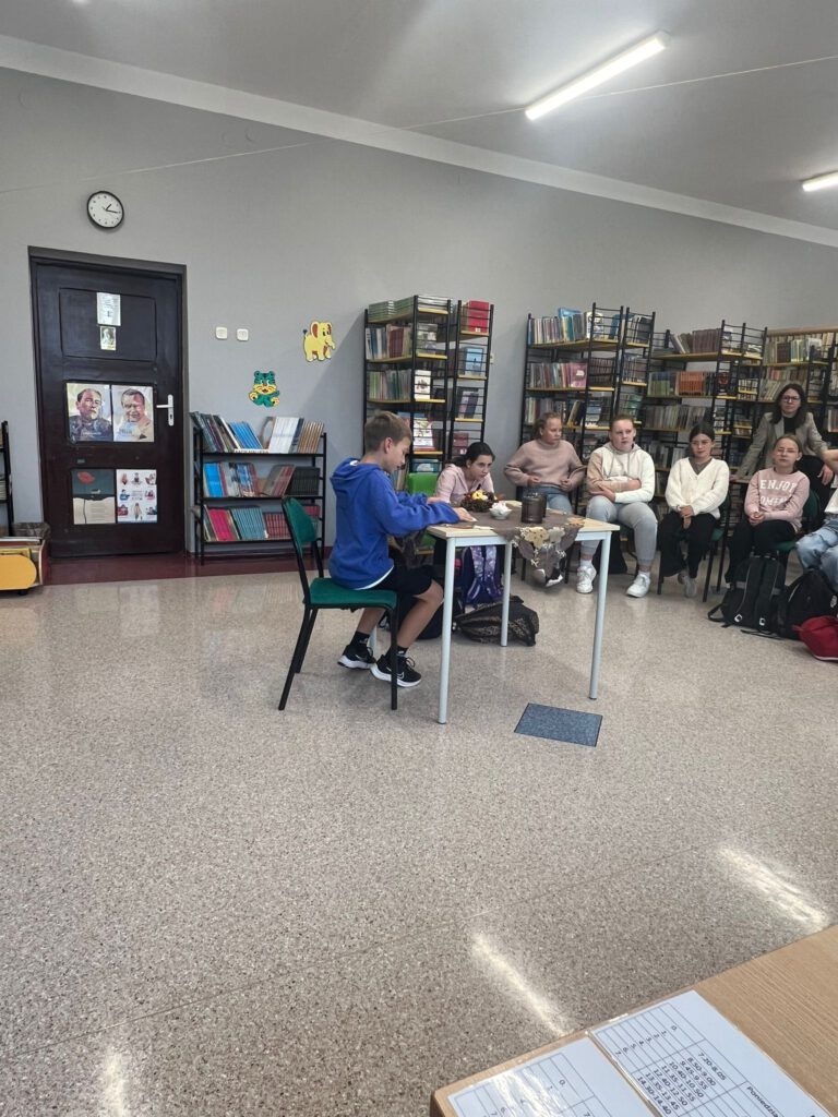 Ogólnopolski Dzień Głośnego Czytania. Na zdjęciu uczniowie klasy 5a czytają w bibliotece na głos legendy polskie. 