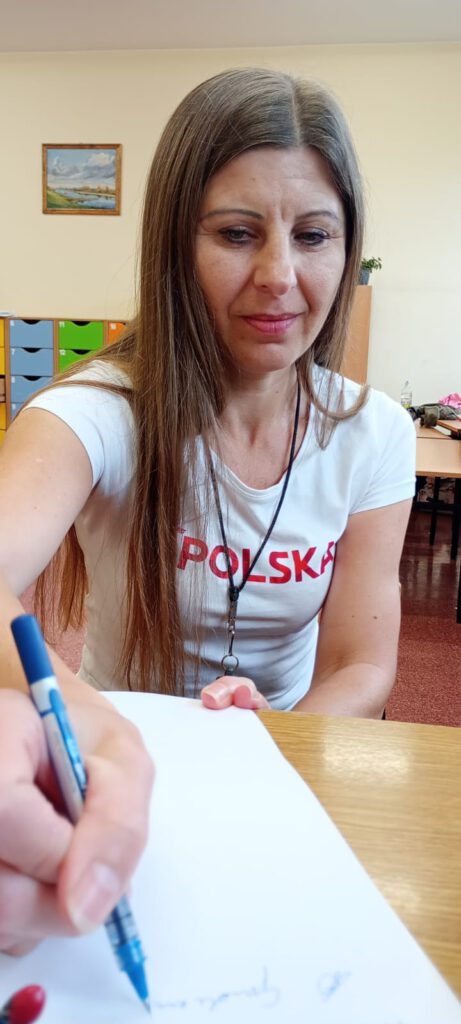 Projekt #Active Sister Schools. Na zdjęciu koordynatorka projektu zapisuje wyniki losowania szkoły w projekcie. 