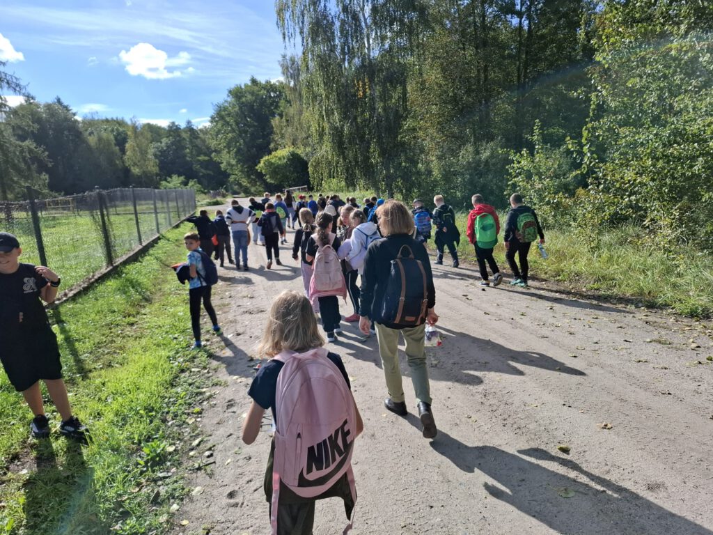 Uczniowie podczas pieszej wędrówki ścieżką dydaktyczną ,,Ptasie Oko".