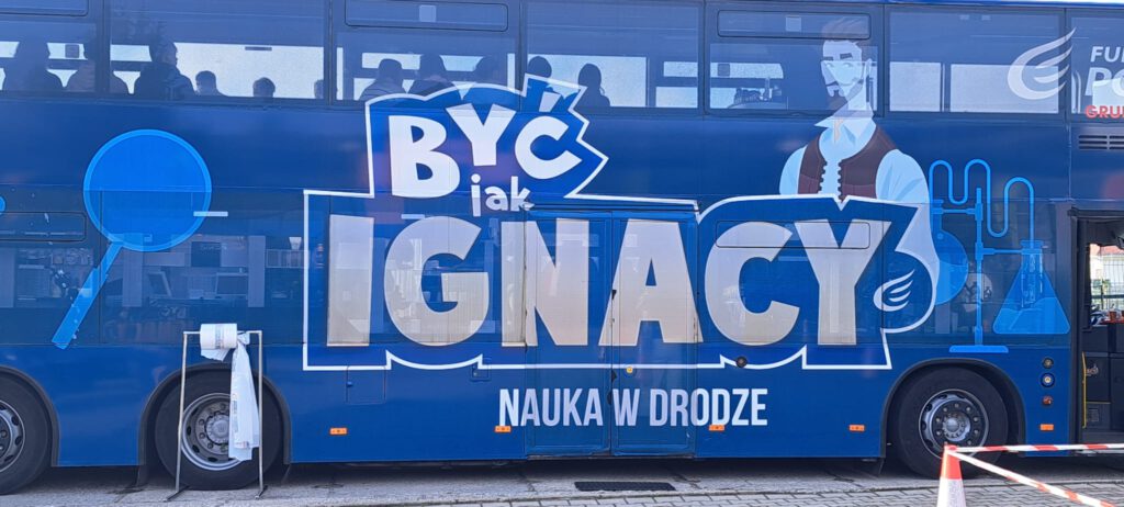 Warsztaty dla uczniów "Być jak Ignacy. Nauka w drodze". Na zdjęciu autobus z logo warsztatów.