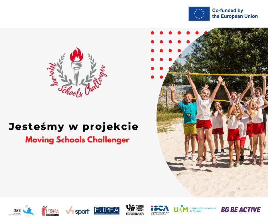 Zdjęcie przedstawia grafikę z dużym napisem: „Jesteśmy w projekcie Moving Schools Challenger”. Po prawej strony od napisu widniej zdjęcie z dziećmi w biało-czerwonych strojach. Są na boisku do plażowej piłki siatkowej, za nimi znajduje się siatka. Dzieci są uśmiechnięte i skaczą z rękoma podniesionymi do góry.