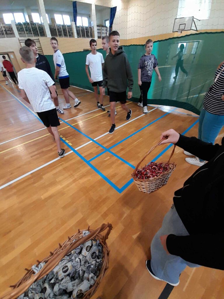 Dzień Chłopaka. Na zdjęciu chłopcy częstują się cukierkami z koszyczka.  