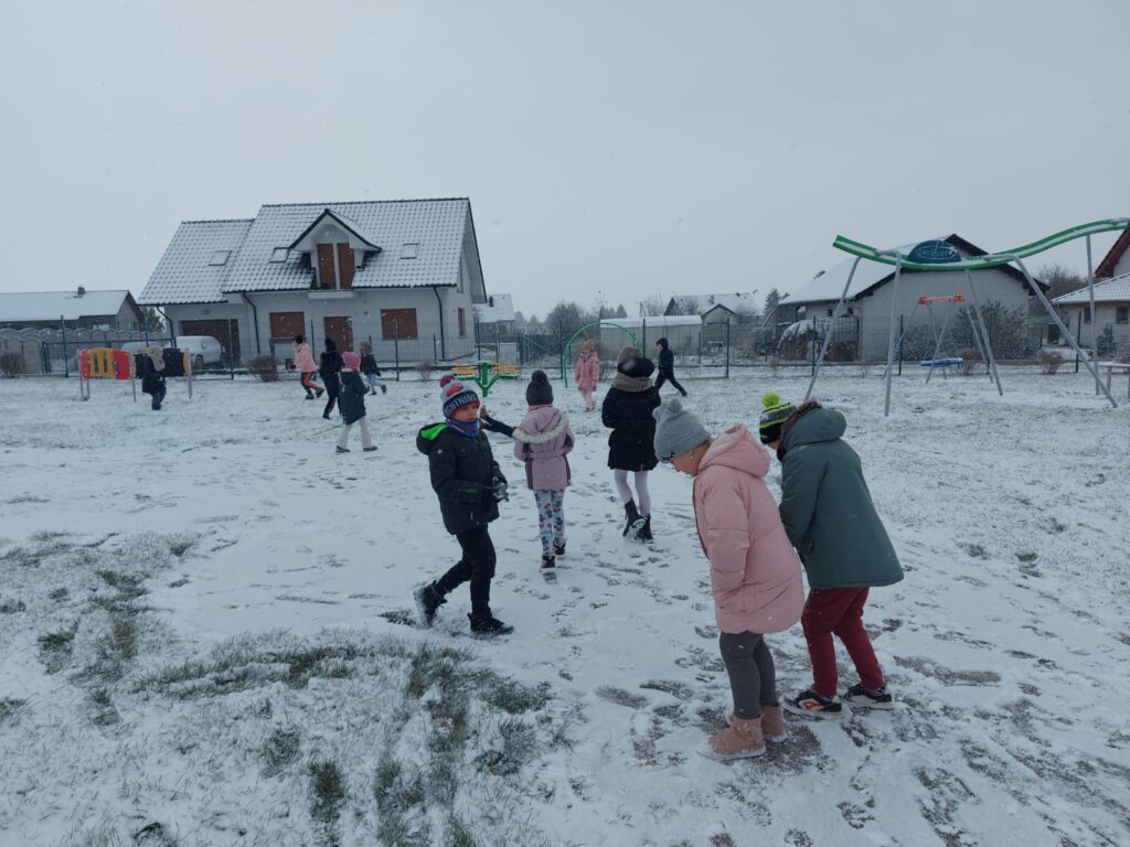 Moving Schools Challenger – aktywna szkoła. . Zabawy na śniegu.