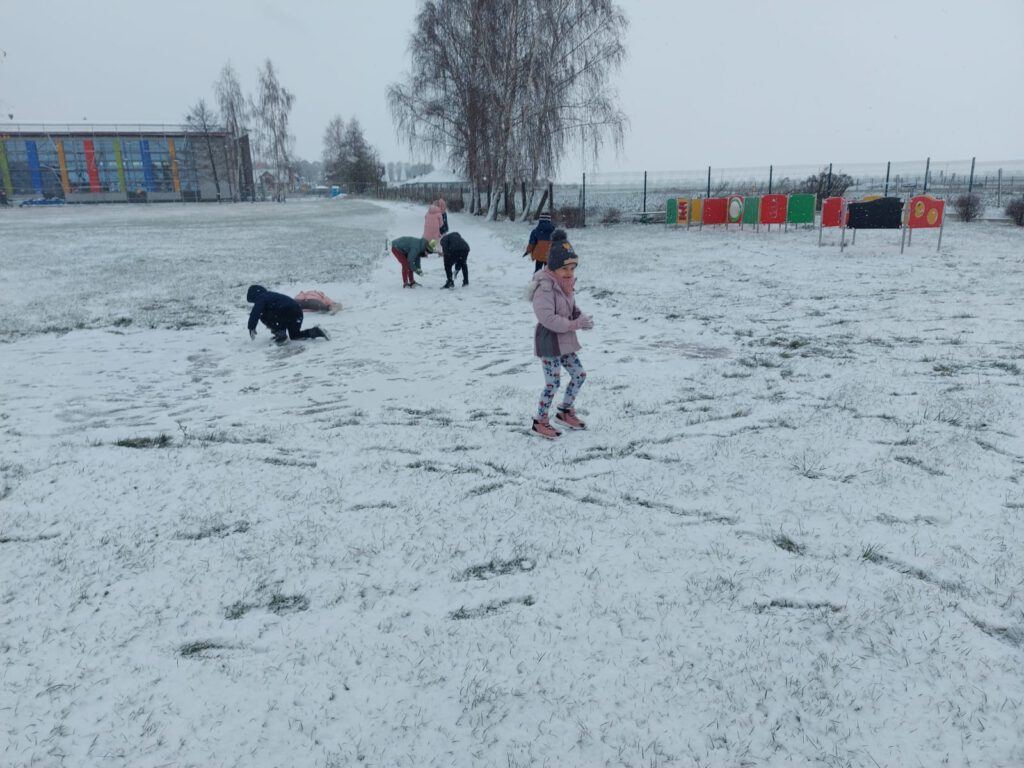 Moving Schools Challenger – aktywna szkoła. . Zabawy na śniegu.