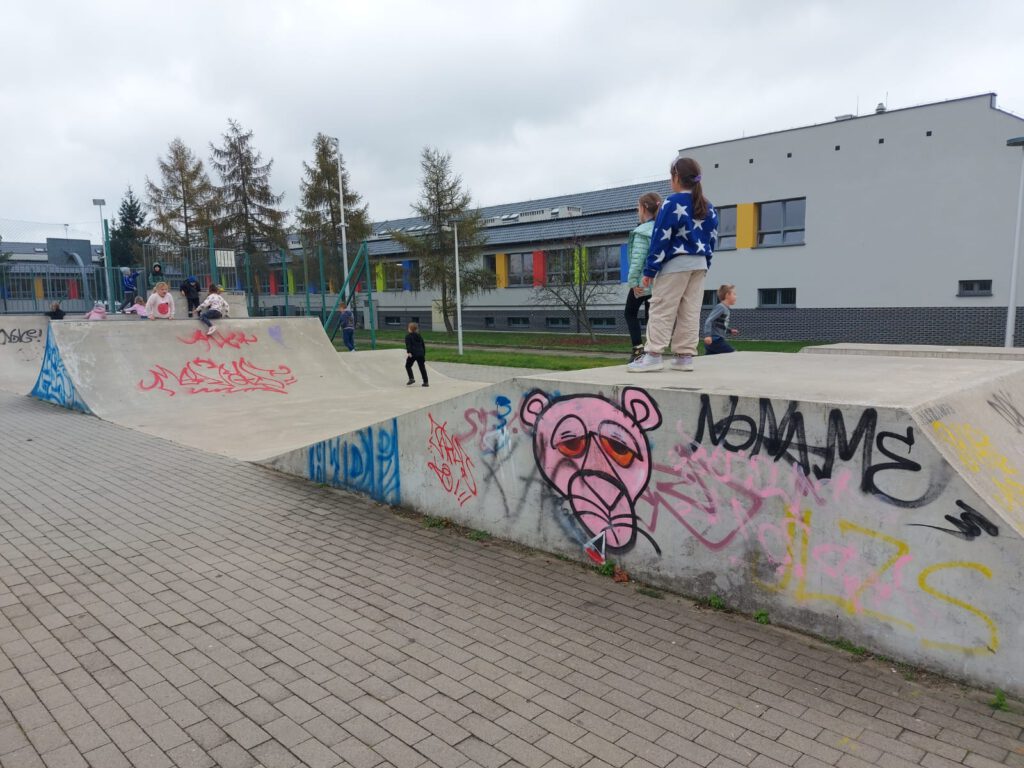 Moving Schools Challenger – aktywna szkoła. Uczniowie bawią się na skateparku obok szkoły.