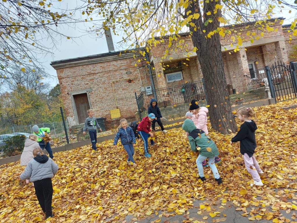 Moving Schools Challenger – aktywna szkoła. Zabawy w stosie jesiennych liści.