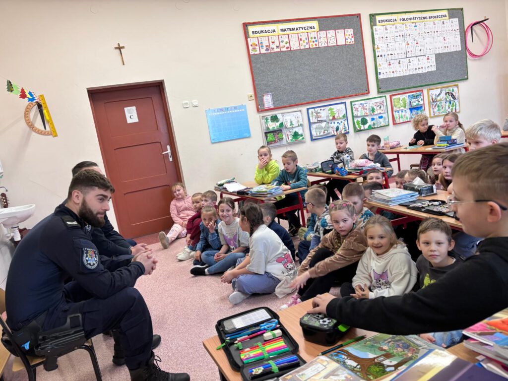 Prelekcja "Bezpieczne ferie". Na zdjęciu uczniowie klasy 1 a i 1 b podczas spotkania z policjantami. 