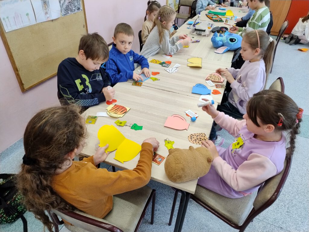 Uczniowie klas I-III pracują nad laurkami dla babci i dziadka podczas zajęć świetlicowych.