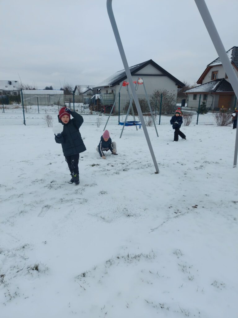 Moving Schools Challenger – przegląd stycznia. Na zdjęciu trzech uczniów bawi się na śniegu. 