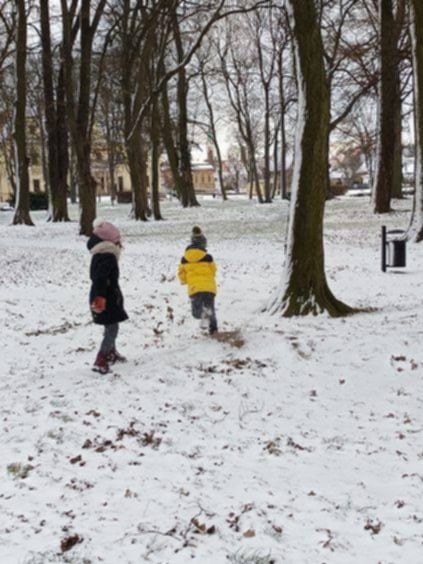 Moving Schools Challenger – przegląd stycznia. Na zdjęciu dwoje uczniów biega po śniegi w parku. 