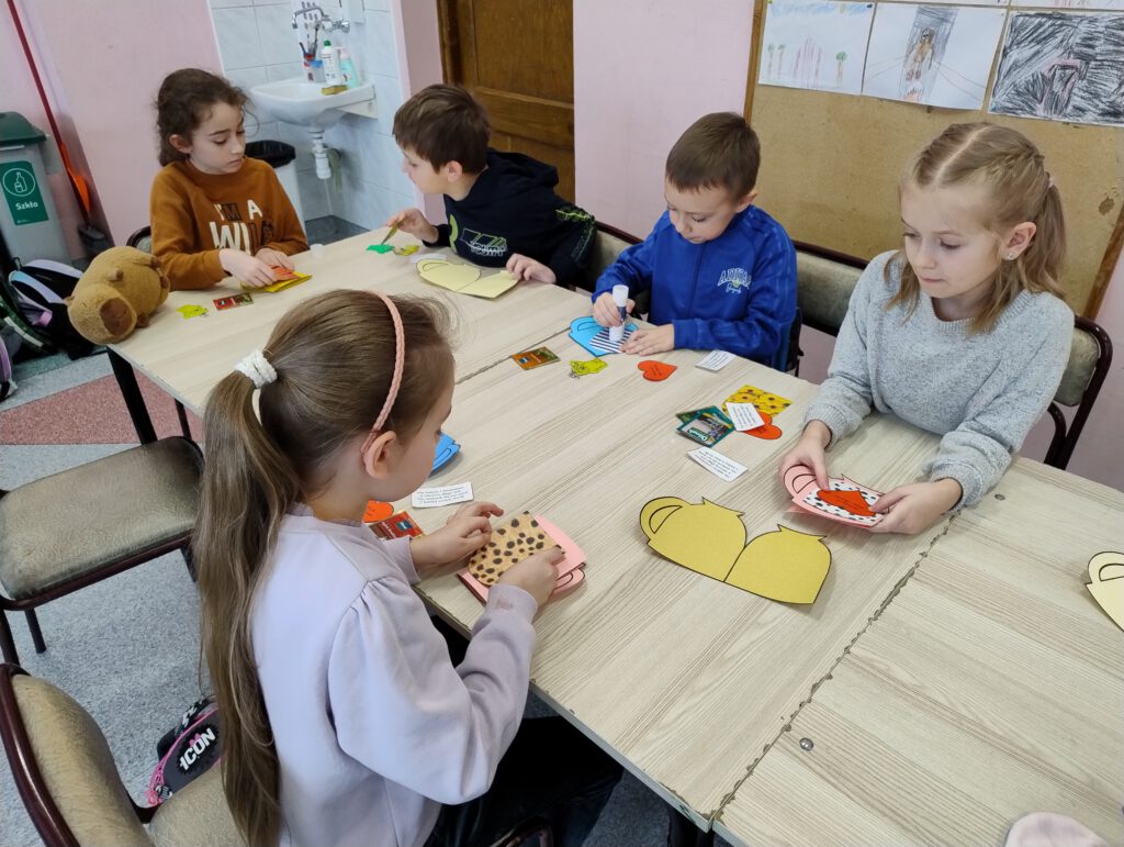 Uczniowie klas I-III pracują nad laurkami dla babci i dziadka podczas zajęć świetlicowych.