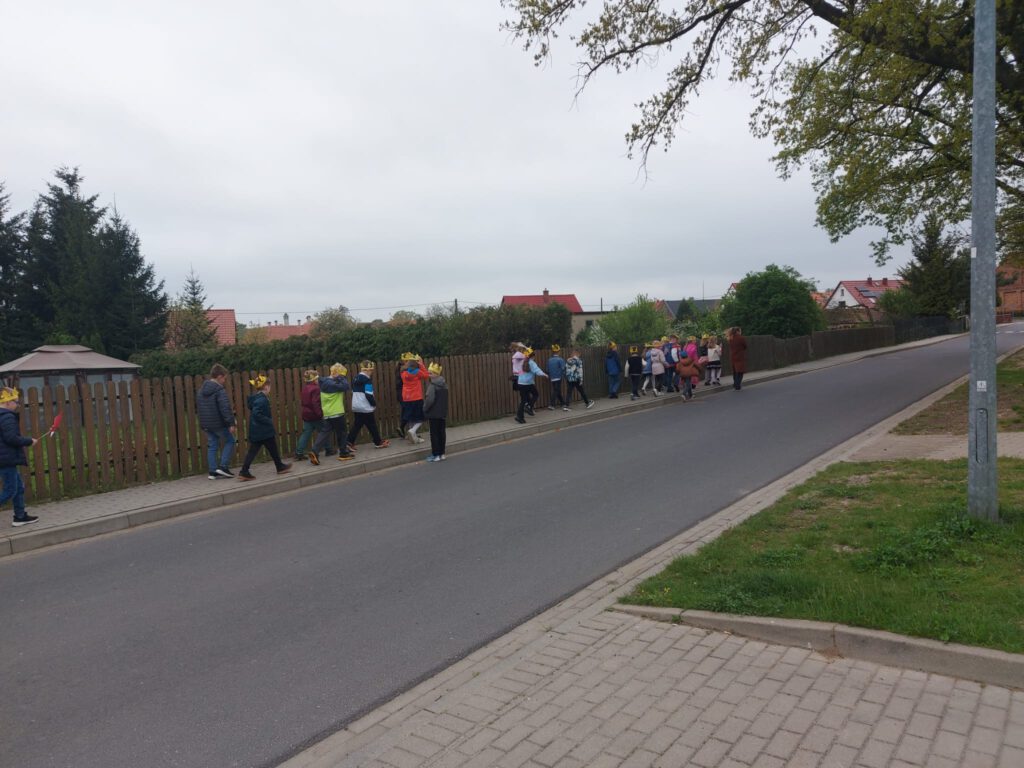 Tysiąclecie koronacji Bolesława I Chrobrego. Na zdjęciu uczniowie klas 1-3 spacerują ulicami Gaworzyc.