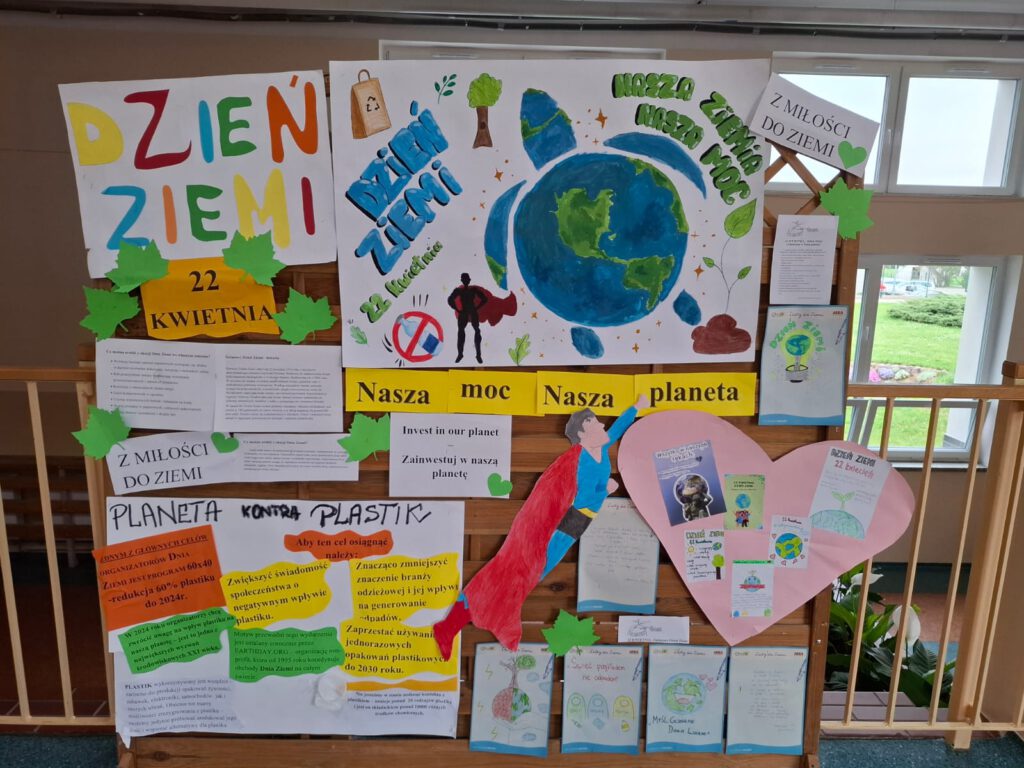 Na zdjęciu tablica informacyjna dotycząca obchodów Światowego Dnia Ziemi oraz tegoroczne hasło ,,Nasza Moc, Nasza Planeta".