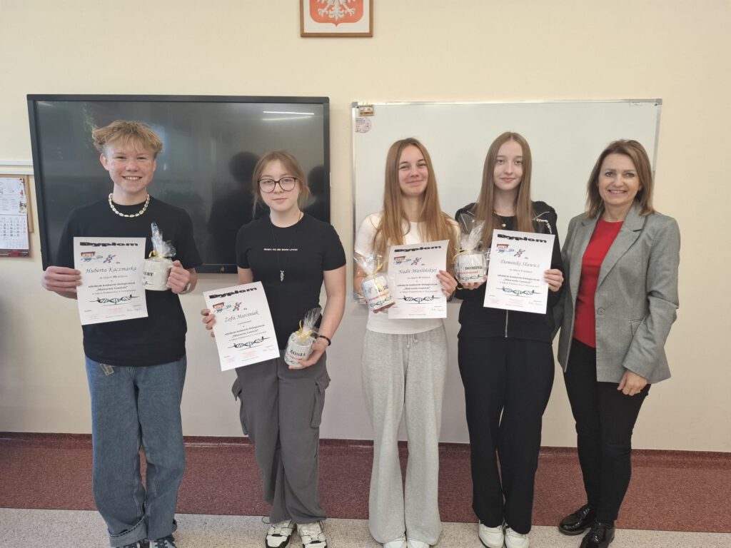 Zdjęcie numer 2 przedstawia laureatów konkursu wraz z organizatorem - nauczycielką biologii.