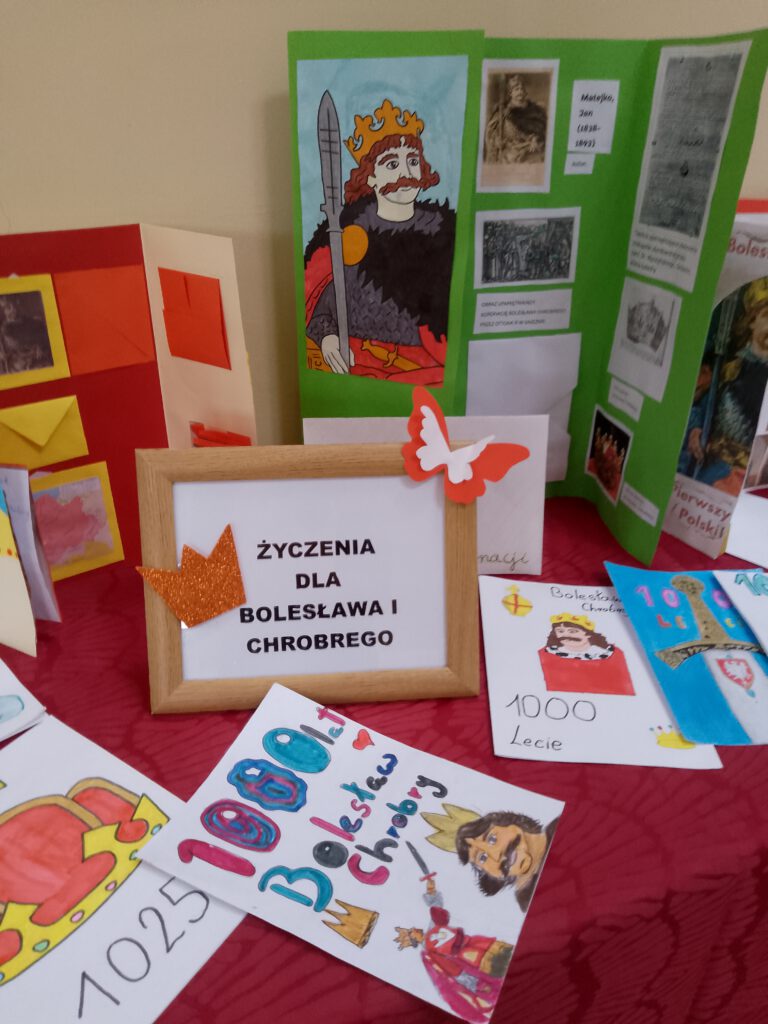 Na zdjęciu prace uczniów z okazji koronacji Bolesława Chrobrego: kartki z życzeniami i lapbooki. ,