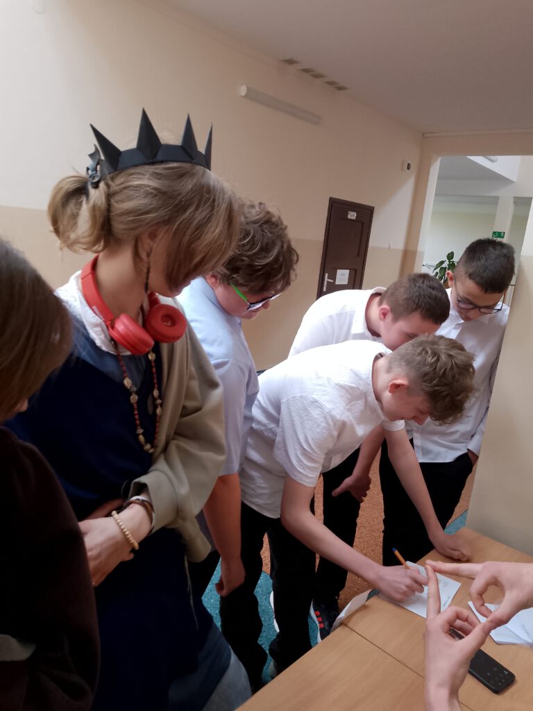 Na zdjęciach uczniowie w przebraniu królewskim oraz podczas wykonywania
zadań na stanowiskach gry WYPRAWA PO KORONĘ BOLESŁAWA CHROBREGO.