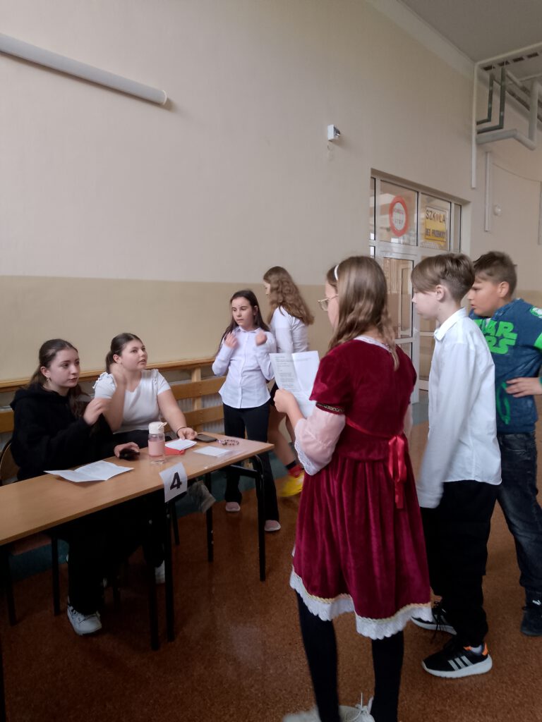 Na zdjęciach uczniowie w przebraniu królewskim oraz podczas wykonywania
zadań na stanowiskach gry WYPRAWA PO KORONĘ BOLESŁAWA CHROBREGO.