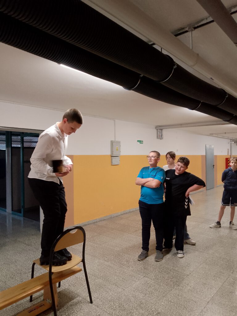 Na zdjęciach uczniowie w przebraniu królewskim oraz podczas wykonywania
zadań na stanowiskach gry WYPRAWA PO KORONĘ BOLESŁAWA CHROBREGO.