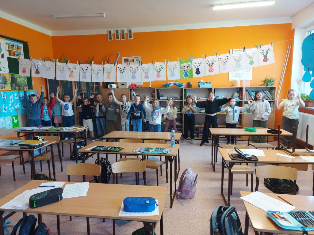 Uczniowie klasy 1 a wykonują układ taneczny do piosenki pt. „Supermoce”.