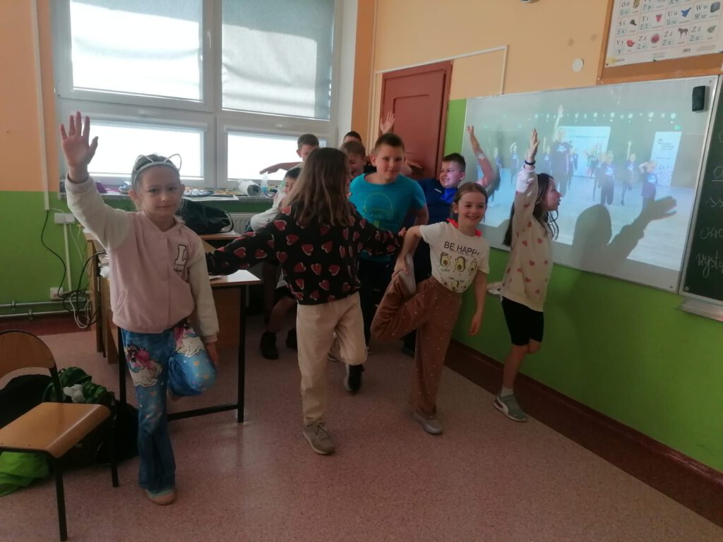 Uczniowie klasy 3 a wykonują układ taneczny do piosenki pt. „Supermoce”.