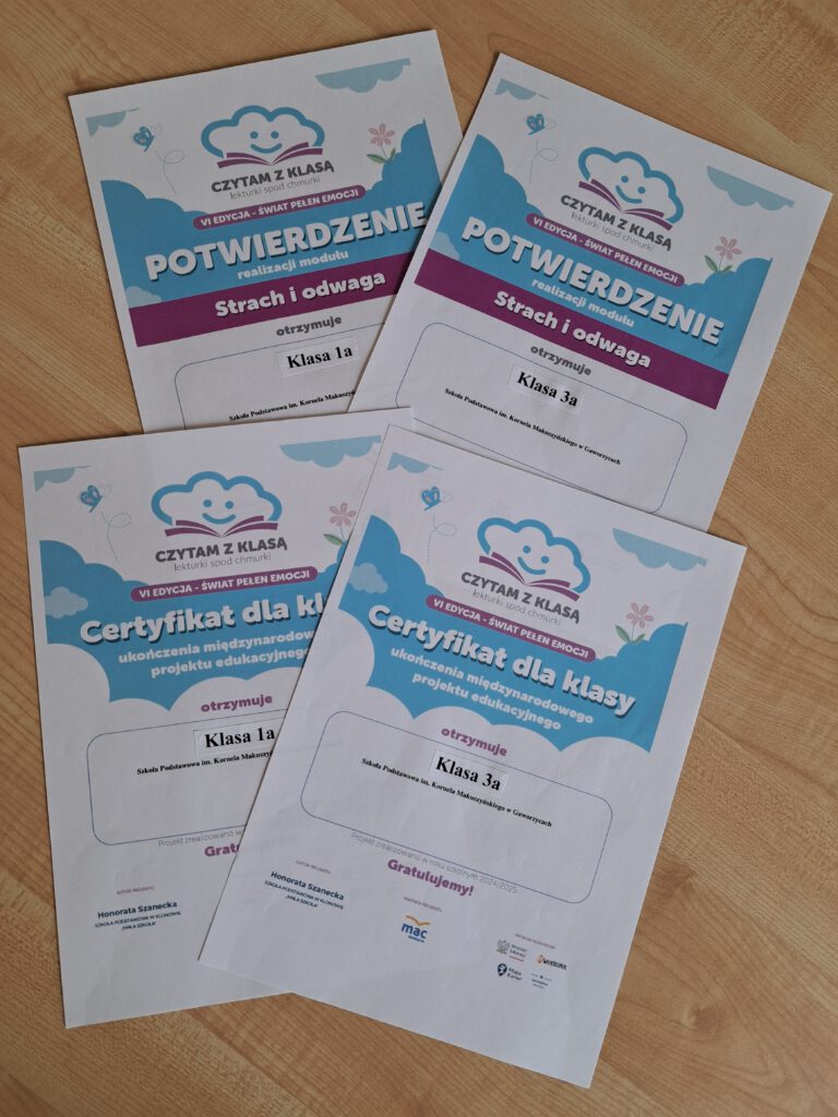 Przedstawia certyfikaty dla klasy ukończenia międzynarodowego projektu edukacyjnego. Biały napis na niebieskim tle-chmurze. Na górze certyfikatu jest niebieska chmurka z fioletową książką a obok różowy kwiatek z niebieskim motylem.