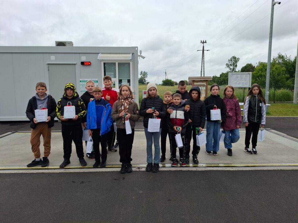 Na zdjęciu uczestnicy warsztatów ekologicznych trzymający w rękach upominki.
