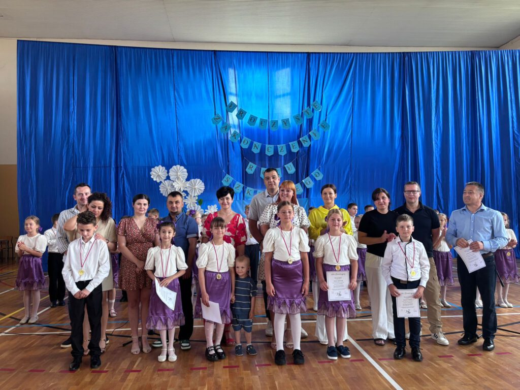 Pożegnanie uczniów klas trzecich. Na zdjęciu uczniowie klasy trzeciej b, którzy otrzymali tytuł Wzorowego Ucznia wraz z rodzicami.