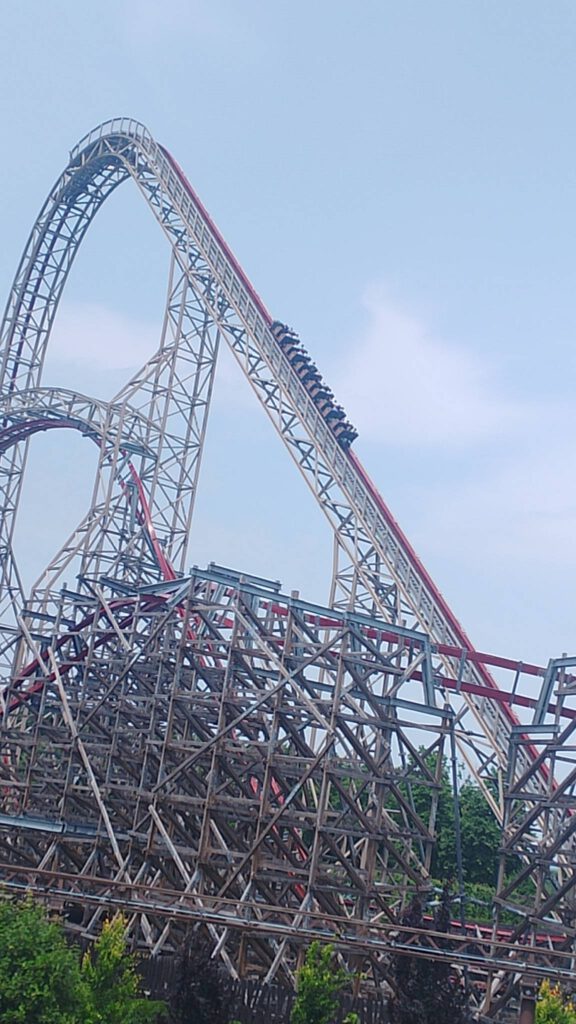 Na zdjęciu jeden z największych drewnianych rollercoasterów w Energylandii- Zadra