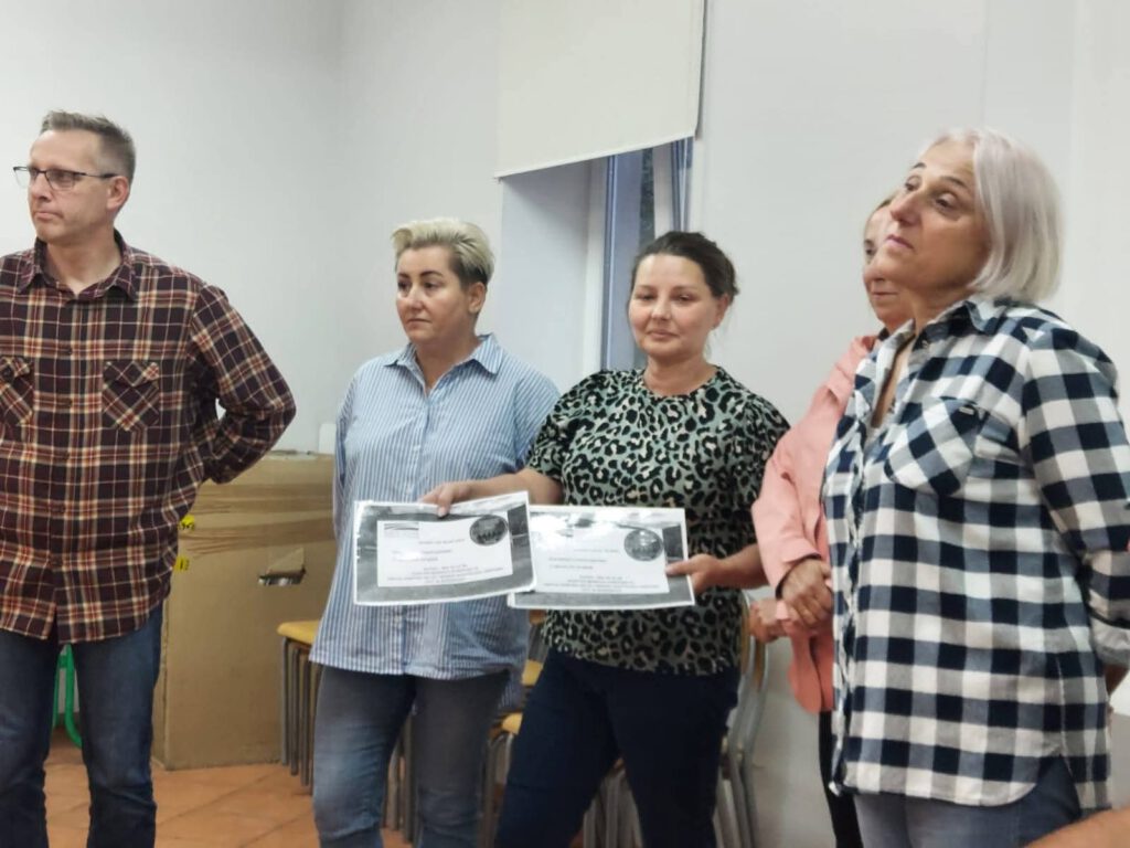 Przekazanie voucherów na wyjazd na lekcję biologii z żywymi zwierzętami. Na zdjęciu przedstawiciele Rady Sołeckiej przekazują voucher dla uczniów na wyjazd do Western City koło Karpacza.