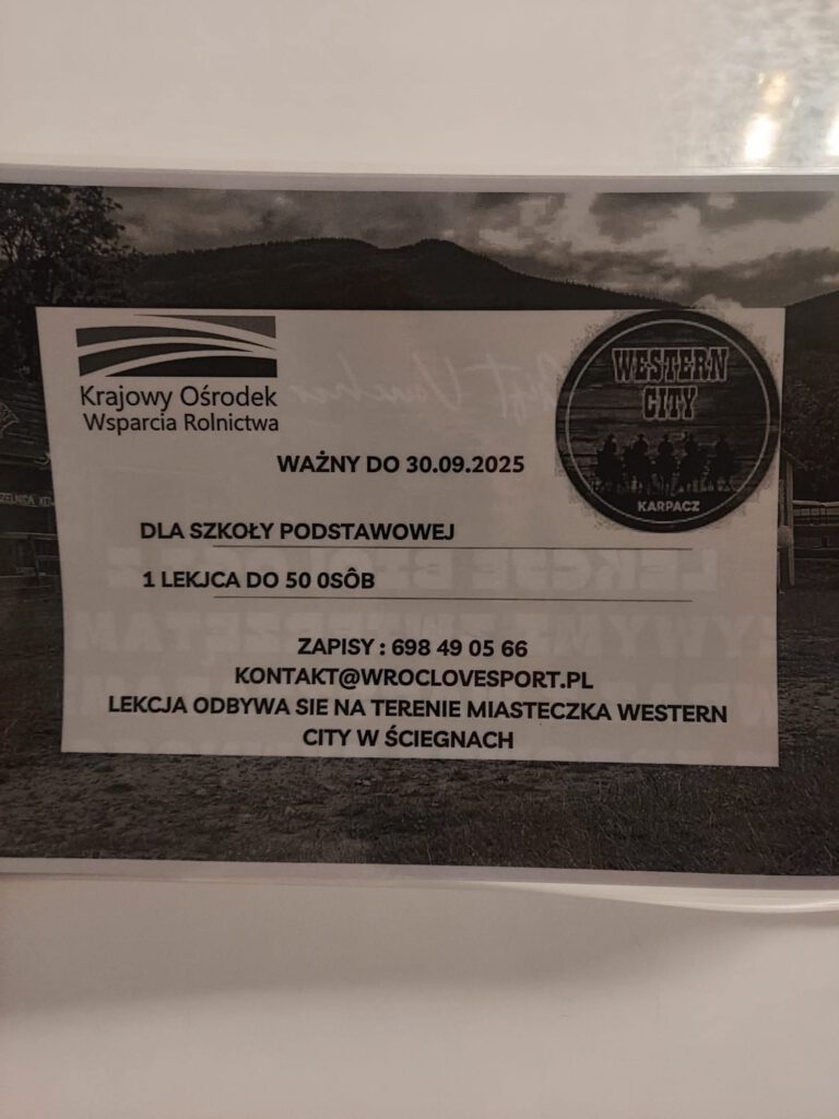 Przekazanie voucherów na wyjazd na lekcję biologii z żywymi zwierzętami. Na zdjęciu voucher dla 50 osób na wyjazd do Karpacza do Western city.