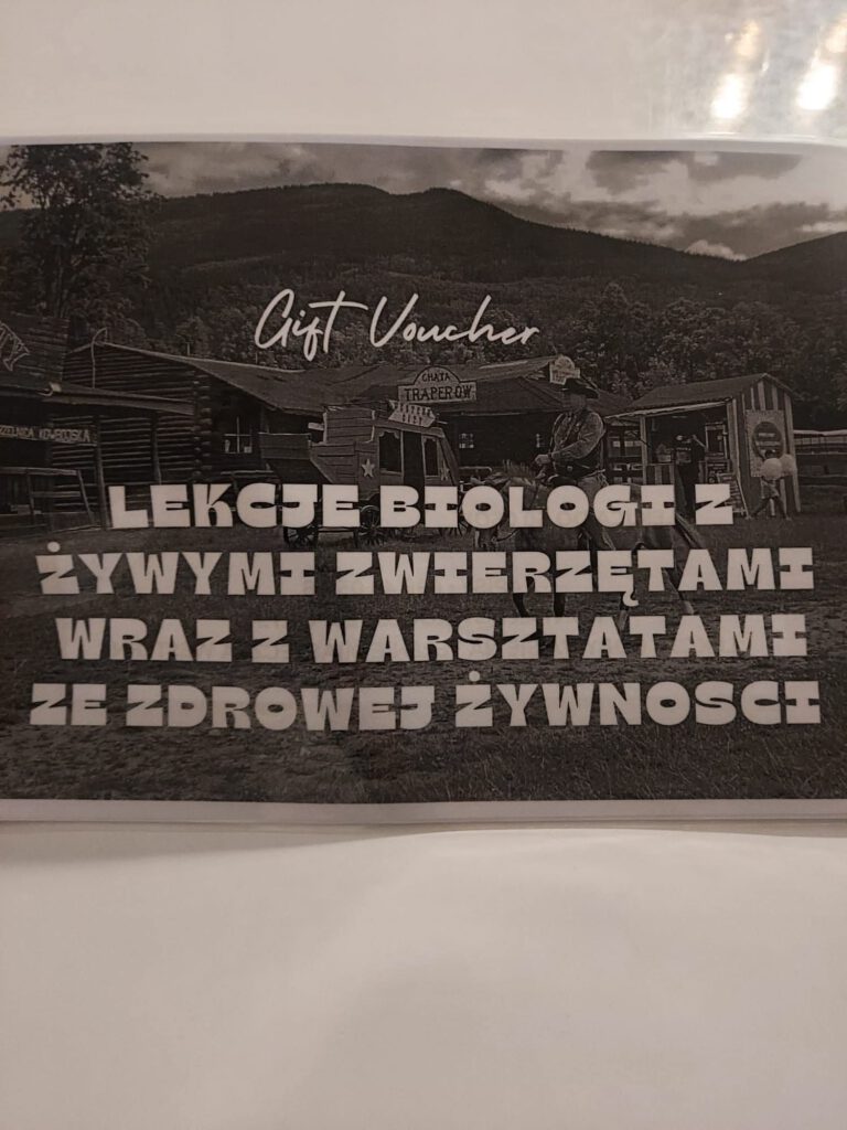 Przekazanie voucherów na wyjazd na lekcję biologii z żywymi zwierzętami. Na zdjęciu voucher dla 50 osób na wyjazd do Karpacza do Western city.