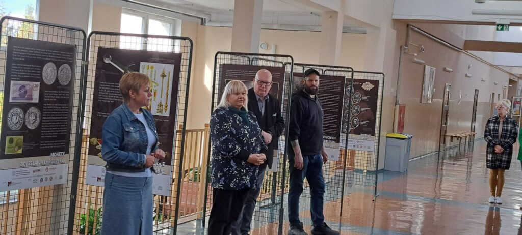Spotkania edukacyjno-interaktywne "W czasach pierwszych Piastów" z wykorzystaniem technologii VR. Na zdjęciu widać wystawę "Chrobry w Głogowie", na zdjęciu pani Dyrektor w obecności przedstawicieli Muzeum Historycznego w Głogowie.