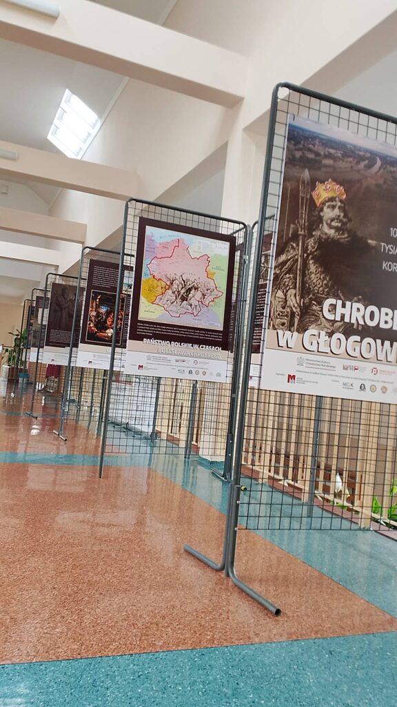 Wystawa "Chrobry w Głogowie". Na zdjęciu plakaty z wystawy.