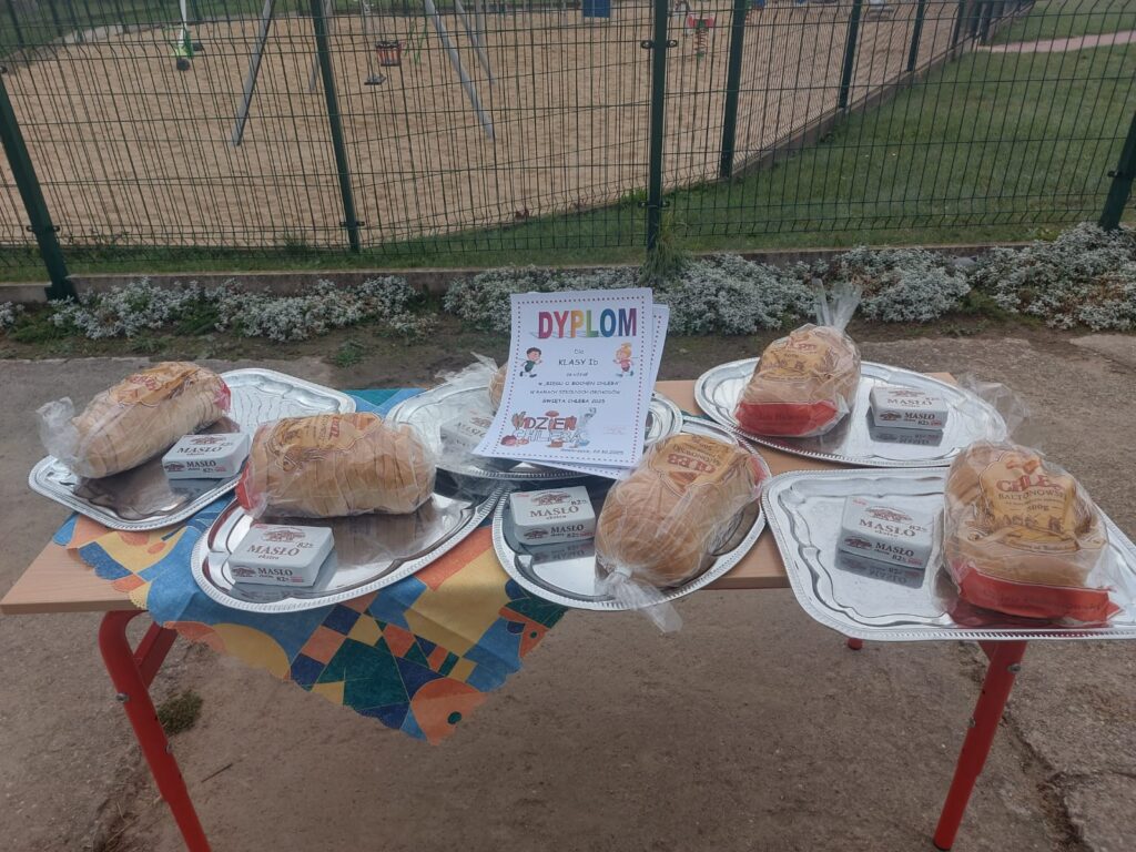 Przygotowania do Dnia chleba – na tacach leży chleb i masło dla każdej klasy.