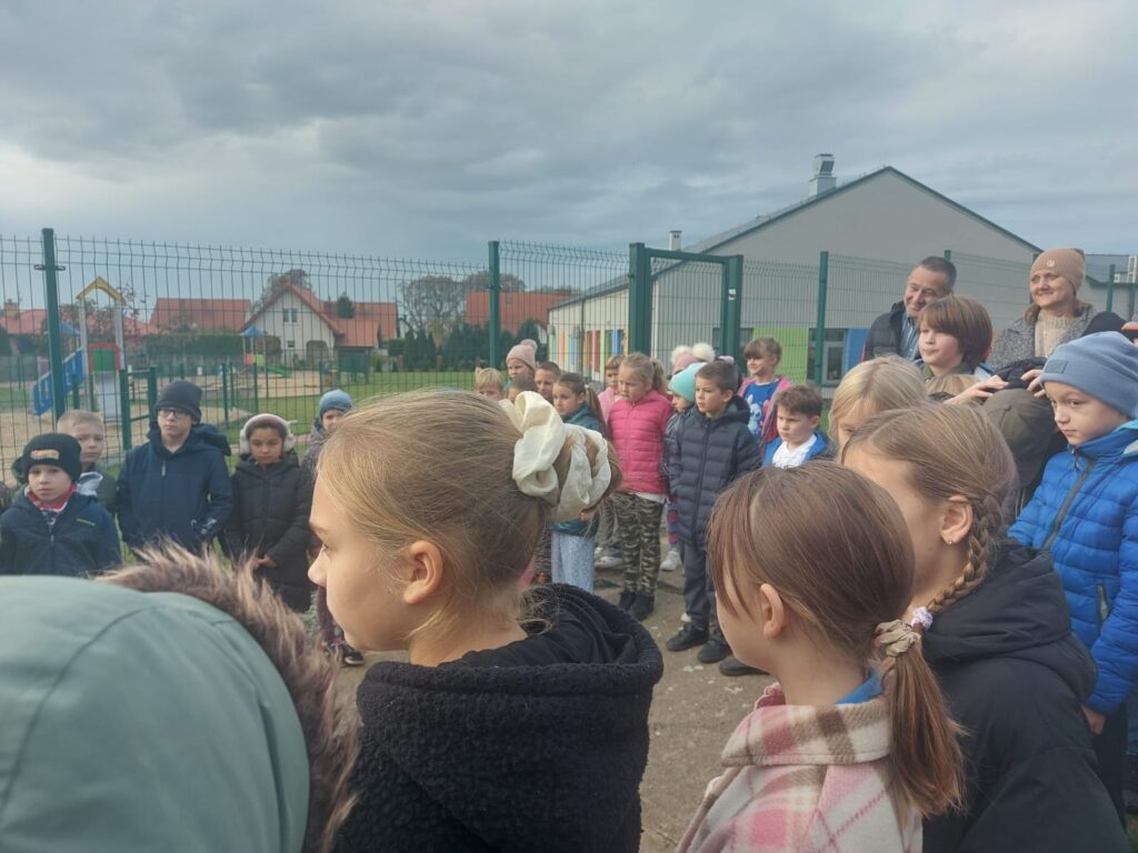 Klasy I- III stoją na dworze wokół stolika z chlebem i słuchaj istotnych wiadomości o chlebie.