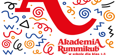 Zdjęcie przedstawia czerwony napis Akademia Rummikub a w tle są kolorowe trójkąty, ślimaki oraz szlaczki i linie.