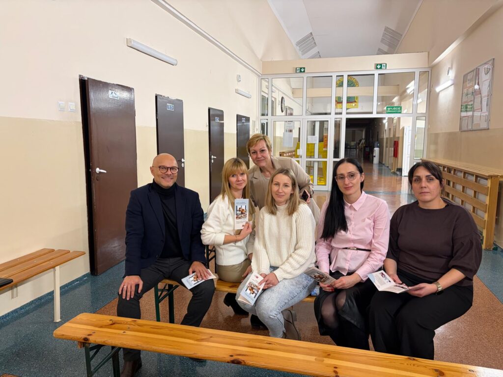 Spotkanie z przedstawicielami Szkoły Pamięci SPW. Na zdjęciu czworo rodziców, pani Dyrektor i przedstawiciel Szkoły Pamięci SPW.