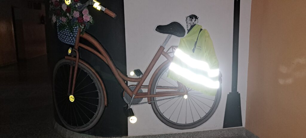 Odblaskowa Szkoła 2025- bezpieczny rower i hulajnoga. Na zdjęciu rower jako gazetka ścienna z odblaskami. 