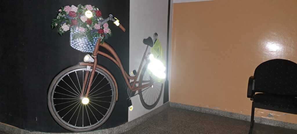 Odblaskowa Szkoła 2025- bezpieczny rower i hulajnoga. Na zdjęciu rower jako gazetka ścienna z odblaskami. 