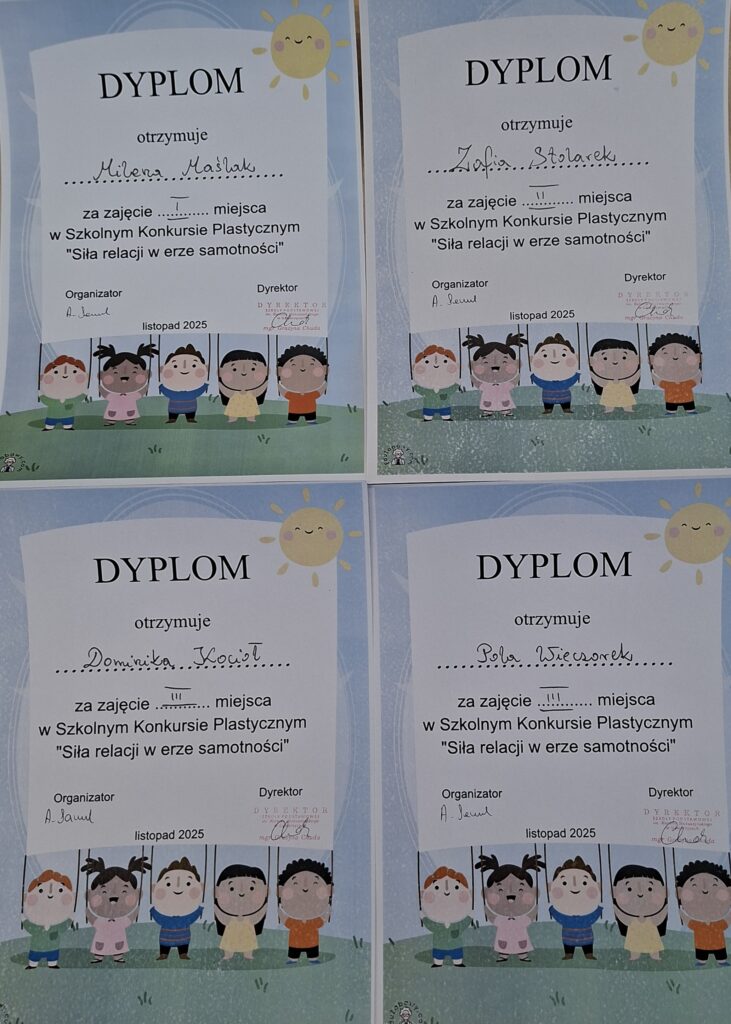 Przedstawia 4 dyplomy laureatów konkursu.
Na dyplomie jest żółte słońce oraz dzieci różnego koloru skóry z uśmiechniętymi twarzami.
Dół dyplomu przedstawia zieloną trawę.