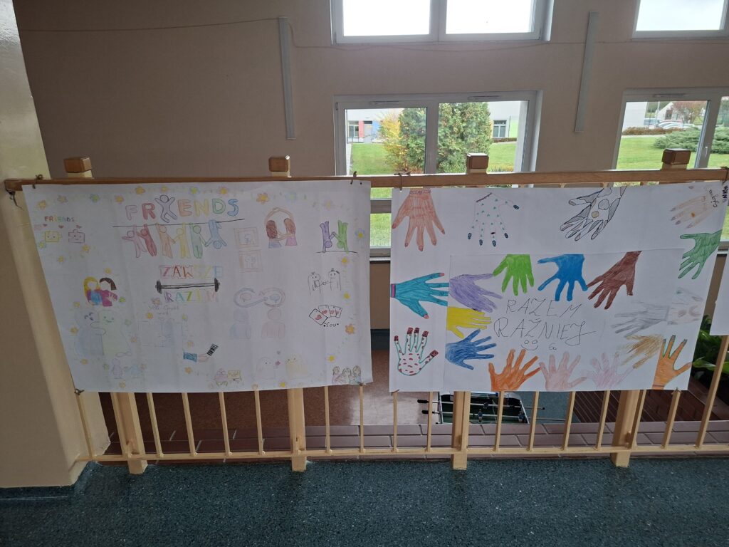 Przedstawia kolorowe dłonie oraz obrazki związane z wolnym czasem, czyli zabawy z kolegami i napis Friends.